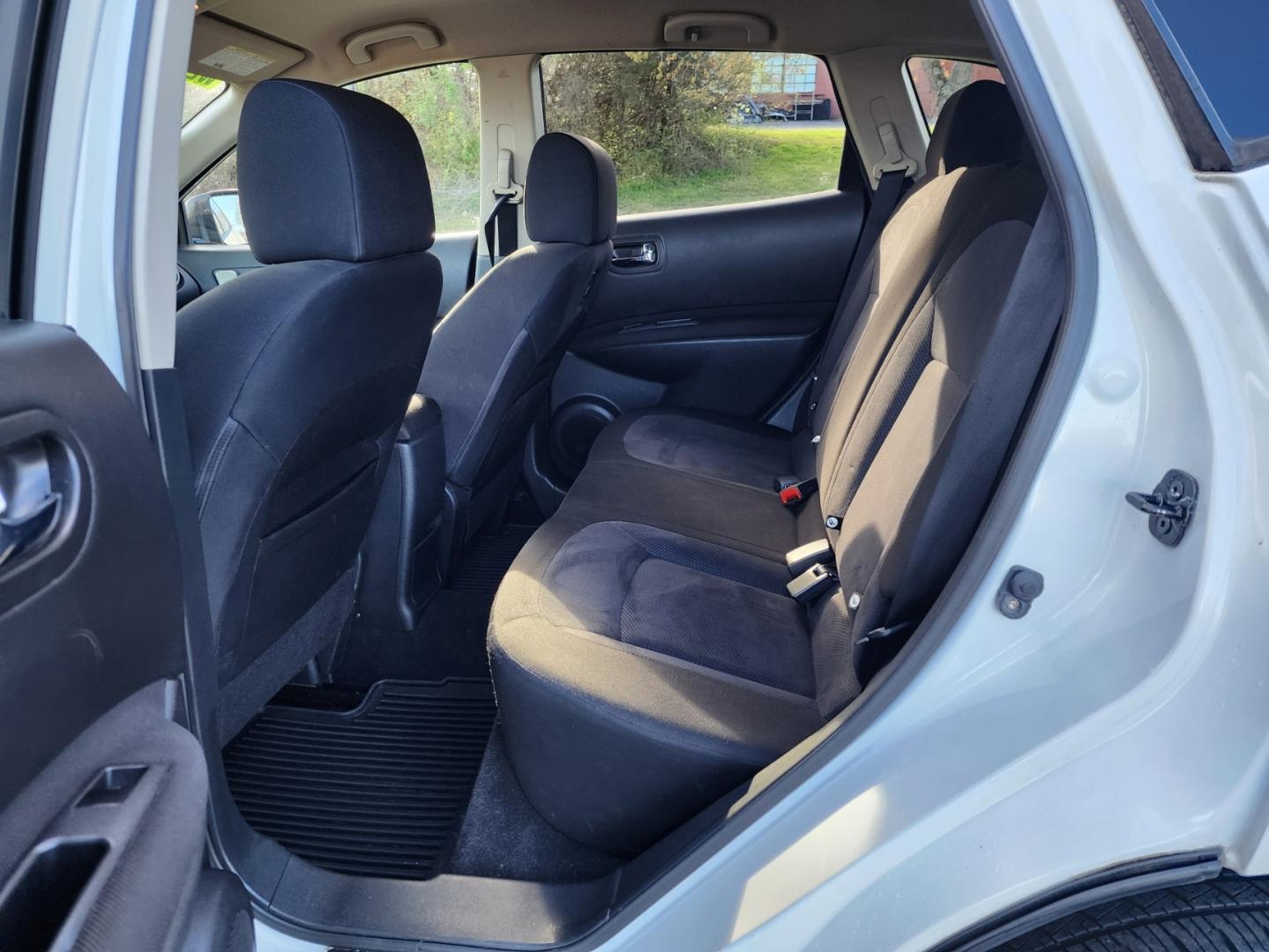 2012 WHITE /Black Nissan Rogue S AWD (JN8AS5MV9CW) with an 2.5L L4 DOHC 16V engine, Continuously Variable Transmission transmission, located at 1221 Madison St., Shelbyville, TN, 37160, (931) 680-9439, 0.000000, 0.000000 - Photo#4